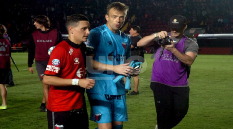 Colón estaría interesado en Alexander Domínguez por si se va Leonardo Burián