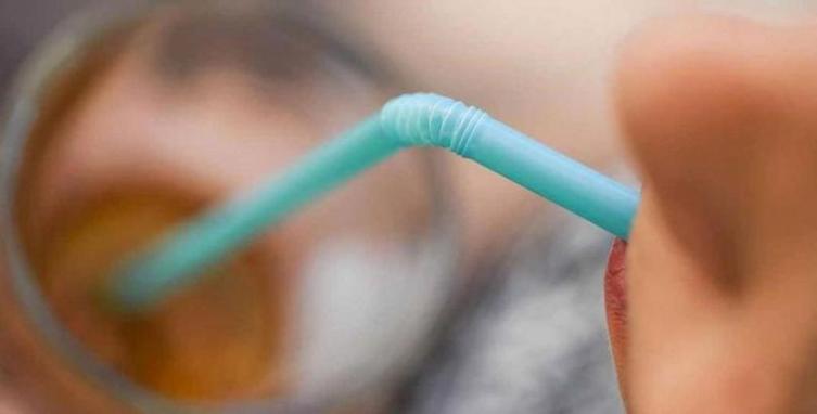 Crean un programa de reducción progresiva y prohibición para plásticos de un solo uso