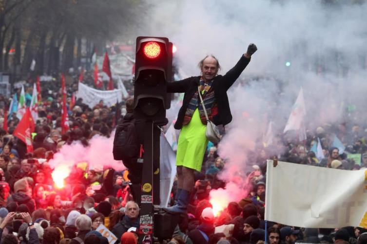Miles de personas en las calles en huelga masiva que desafía la principal reforma de Macron
