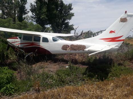 Hallan una misteriosa avioneta abandonada en un campo