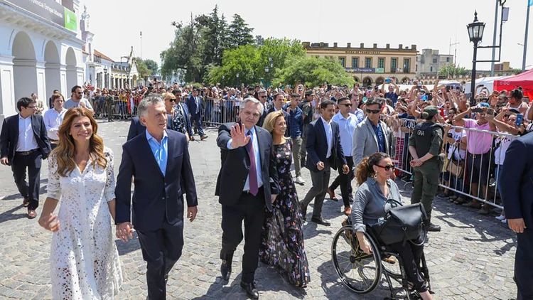 Dirigentes de todo el arco político destacaron el gesto de convivencia entre Macri y Fernández en Luján