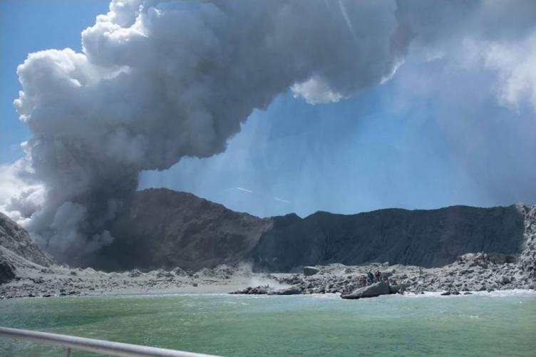 Al menos cinco muertos por la erupción de un volcán en Nueva Zelanda