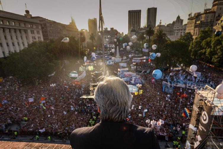 Una multitud participó de la fiesta en la Plaza de Mayo