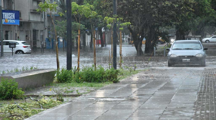 Cayeron más de 230 mm desde el sábado y hay 10 familias evacuadas