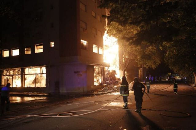 Feroz incendio en mayorista de Mar del Plata: 100 evacuados
