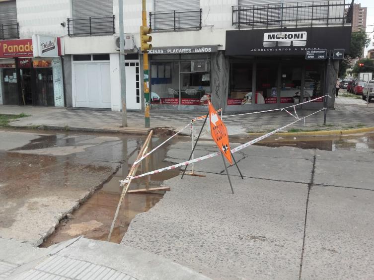 Por la lluvia hay un nuevo socavón en avenida Freyre y Suipacha