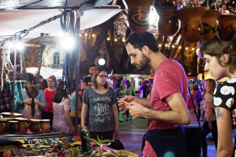 Edición navideña de la Feria del Sol y la Luna en la Plaza Pueyrredón