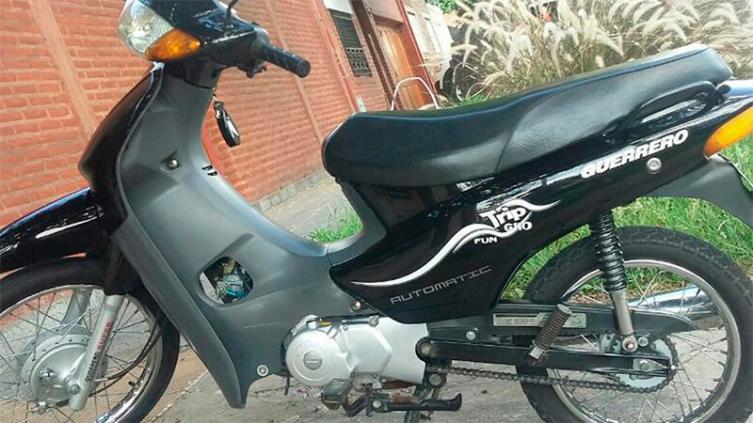 Frenó en un semáforo y lo apuñalaron para robarle la moto