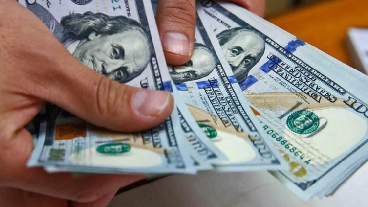 Ya rige el 30% de recargo para las operaciones en dólares