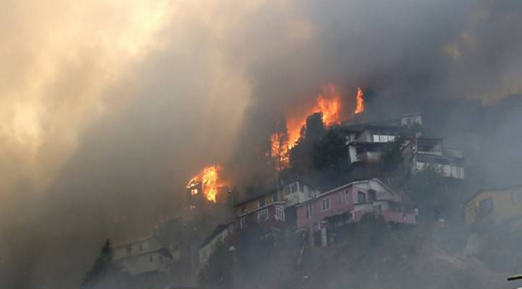 Un incendio en plena Nochebuena destruye más de 100 casas en Valparaíso