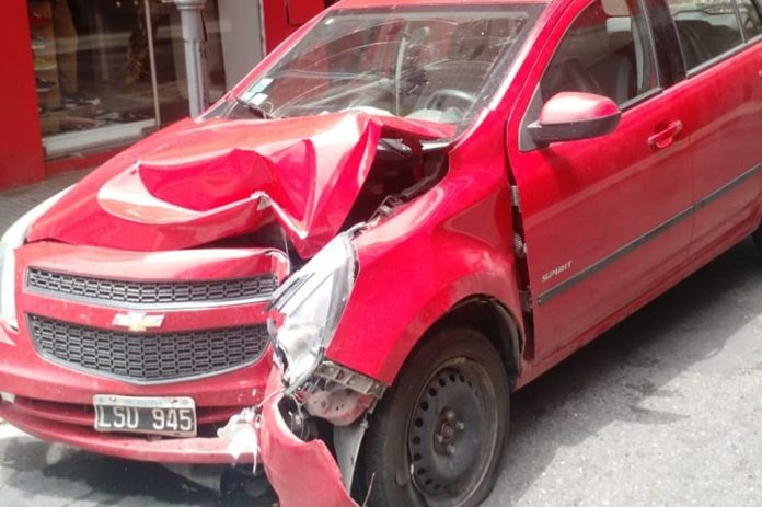 Perdió el control del auto y chocó una pared