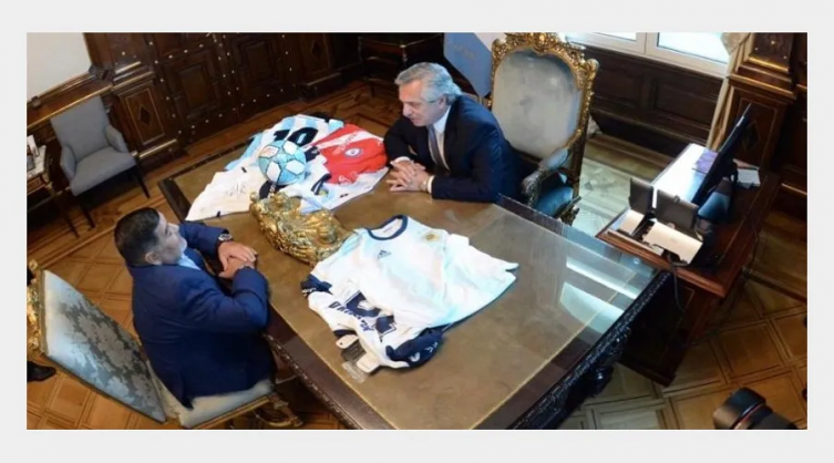 El look de Maradona para visitar al Presidente