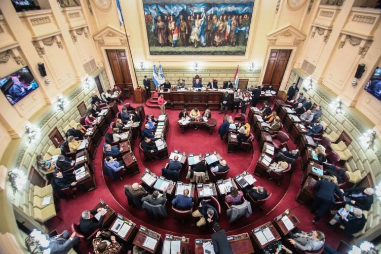 Los legisladores congelan sus dietas por 180 días