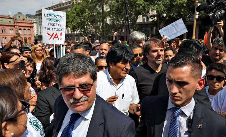Evo Morales se unió a la marcha de las Madres de Plaza de Mayo