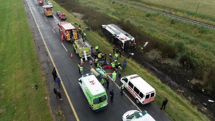 Volcó un micro en la ruta 2: al menos 16 heridos