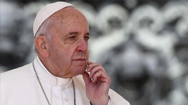 El Papa cuestionó el uso del celular al comer en familia