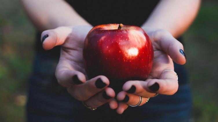 Comer dos manzanas diarias ayuda a bajar el colesterol