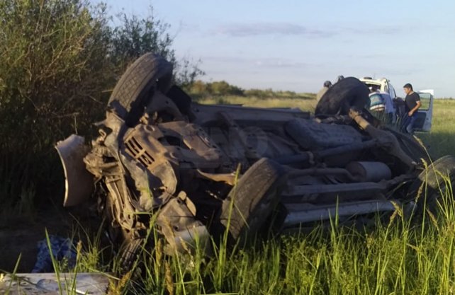 Un violento vuelco de una camioneta dejó cuatro muertos