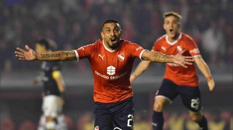 El delantero del fútbol argentino que suena en la Lepra
