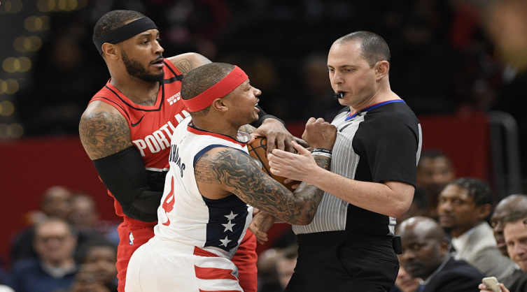 NBA: un jugador fue expulsado a los 88 segundos de juego por agredir a un árbitro