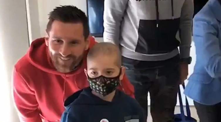 El gesto de Messi y Suárez con una multitud de niños tras una solidaria práctica del Barcelona