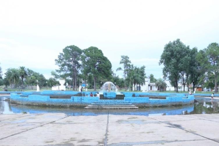 Realizan tareas de limpieza en los piletones del Parque Garay	
