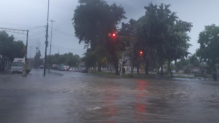 Cortes de energía y anegamientos en la ciudad 