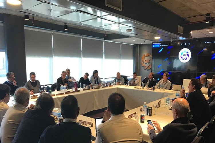 Reunión clave en la Superliga: cuándo comenzaría el fútbol de Primera