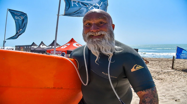 Cuatro generaciones de surfistas celebraron la llegada de su deporte a Tokio 2020