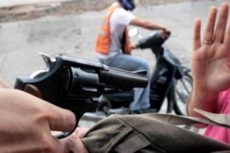 Motochorros le robaron el arma reglamentaria a un policía