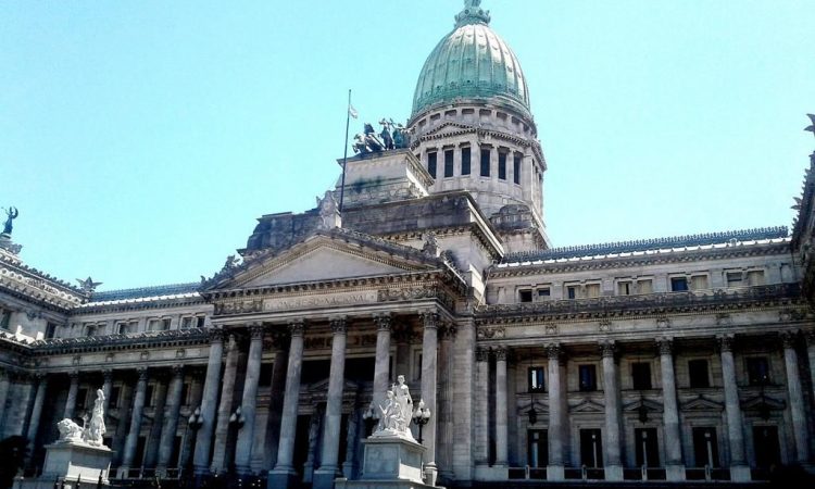 Cristina y Massa otorgan suba salarial a empleados y limitan designaciones