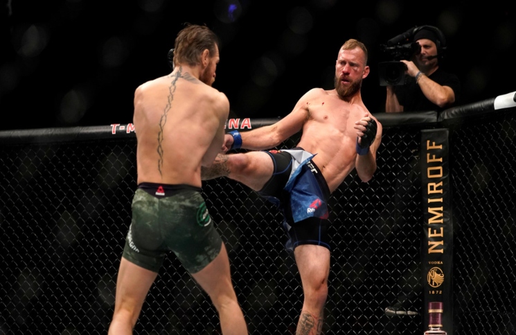 Regresó McGregor a la UFC y venció a Donald Cerrone en menos de un minuto