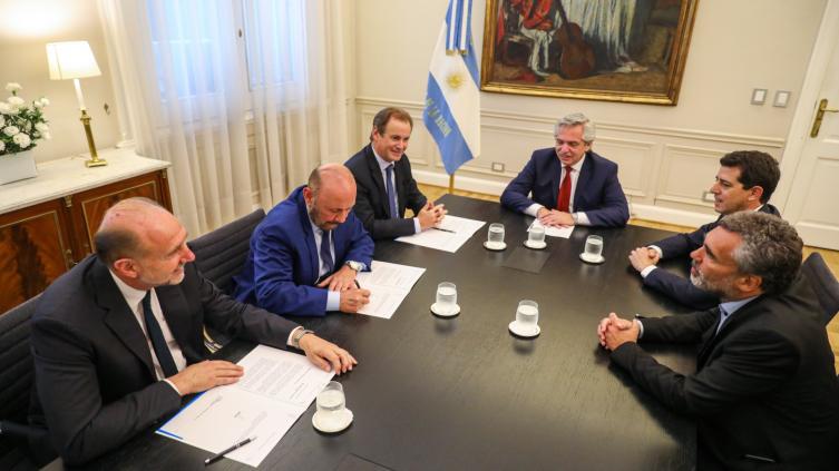 Perotti firmó con el presidente el pago de parte de la deuda de Anses con la provincia