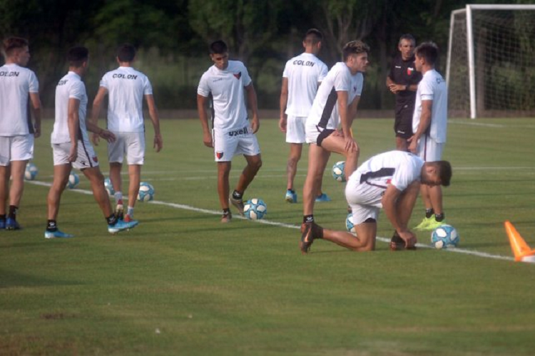 La barrabrava de Colón presionó al plantel antes de viajar