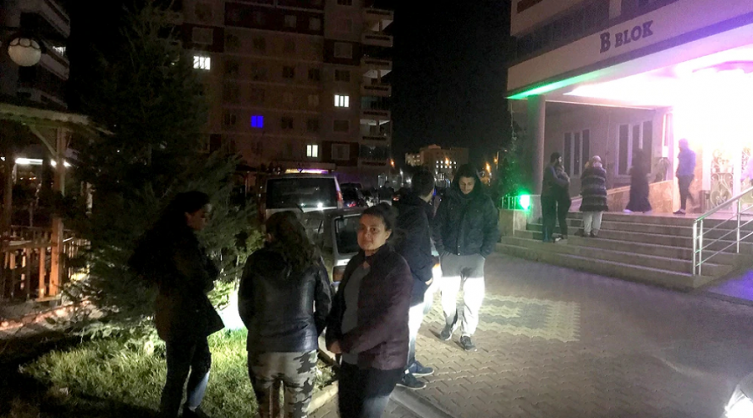 Un sismo de magnitud 6,5 dejó 18 muertos, 553 heridos y graves daños en el este de Turquía