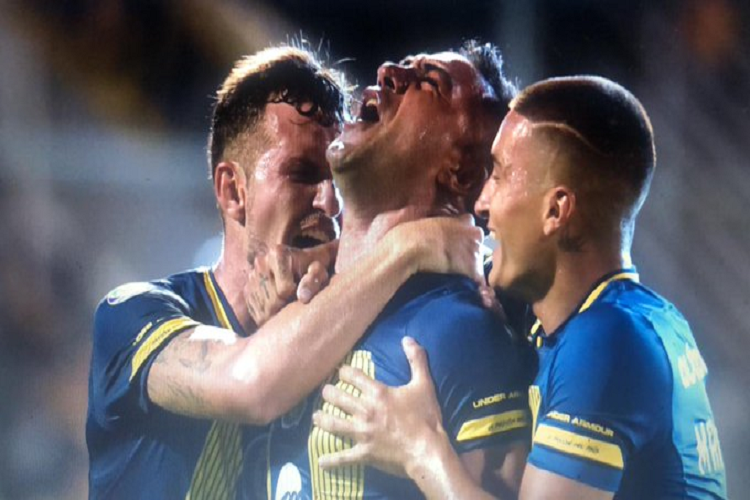 Rosario Central se lo dio vuelta a Huracán sobre el final y quedó a uno de la cima