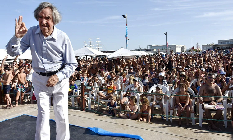 Carlitos Balá reunió a varias generaciones en Mar del Plata y cantó sus mayores éxitos