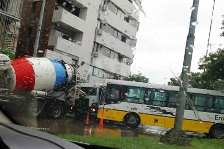 Fuerte choque entre un colectivo y un camión mezclador
