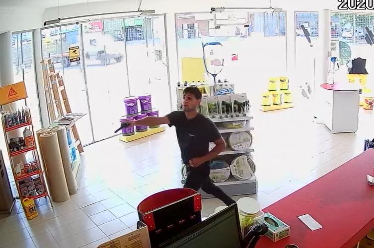 Video: Entró a robar a una pinturería y le gatilló a un empleado