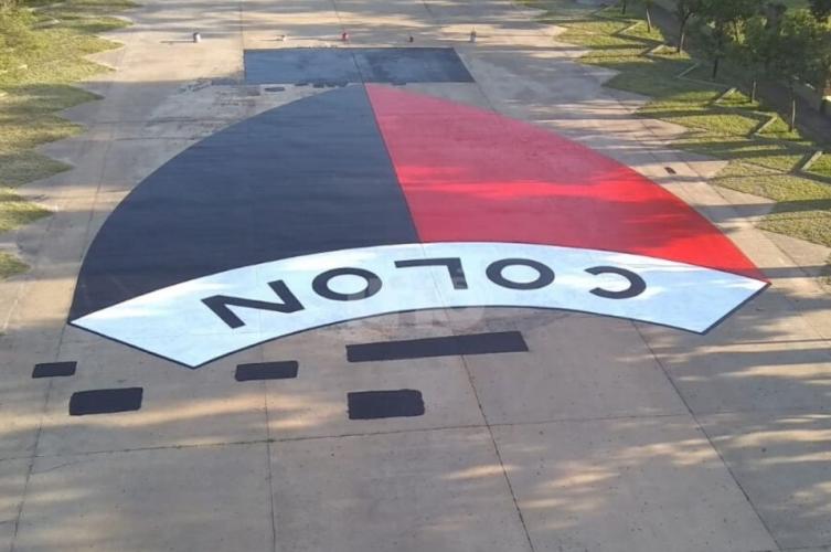 Taparon las pintadas que aparecieron en el playón de Colón