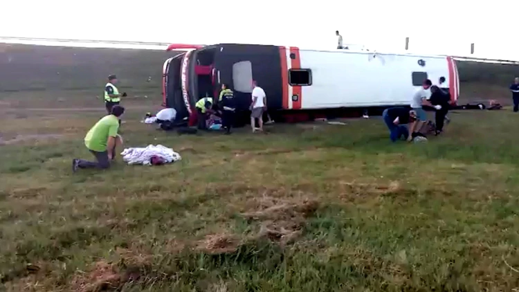 Dos muertos al volcar un micro en la ruta 2 en Samborombón