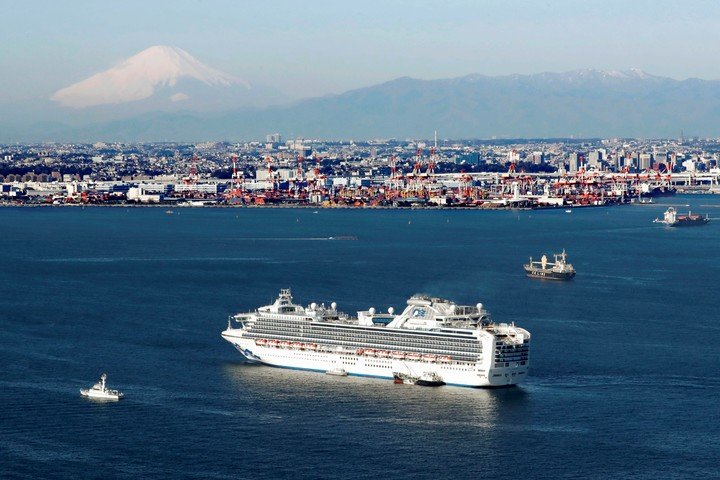 Al menos diez pasajeros del crucero anclado en cuarentena en Japón padecen coronavirus
