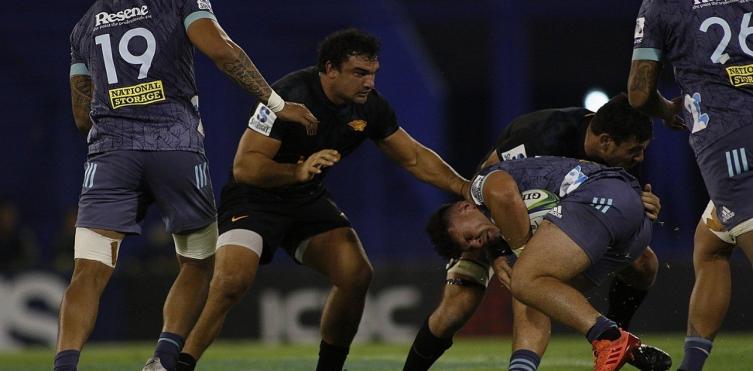Hurricanes sorprendió a Jaguares en el final