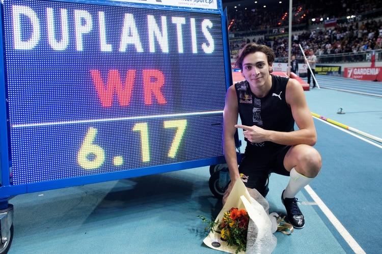 Armand Duplantis batió el récord mundial de salto con garrocha