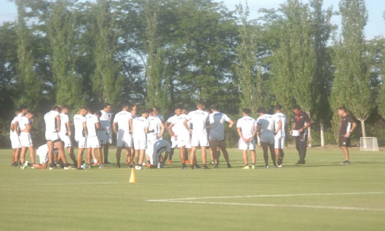 Colón entrena en una semana corta pensando en Racing