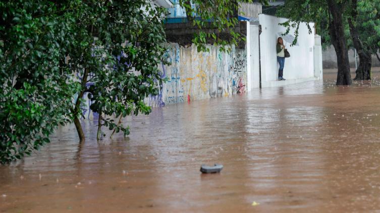Lluvias e inundaciones causan caos con un muerto y 30 aludes