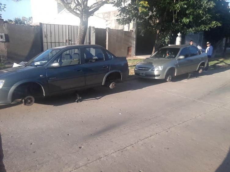 Les robaron las ruedas y les dejaron el gato de recuerdo