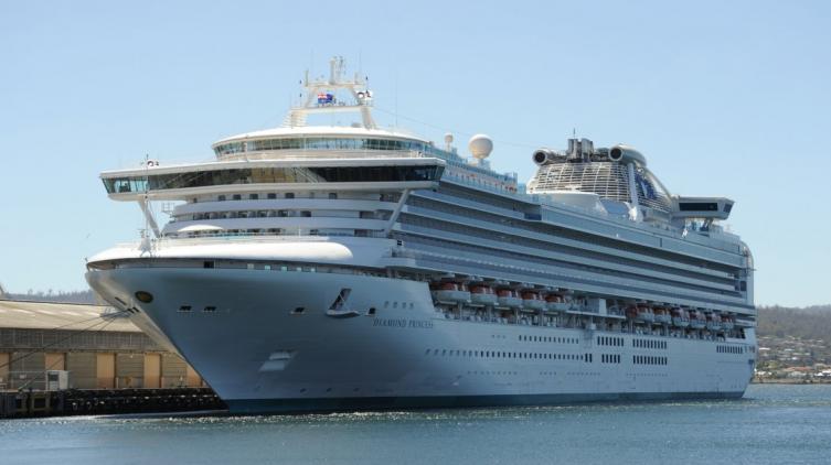 Otros 40 casos de coronavirus en el crucero en cuarentena en Japón: mejora el argentino