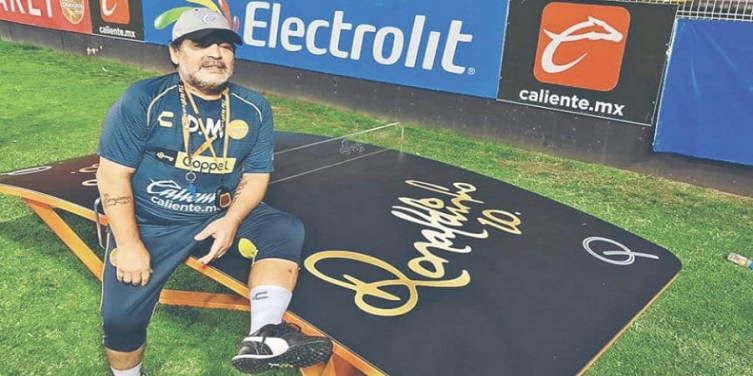 Embargaron a Dorados y se llevaron hasta un regalo de Ronaldinho a Maradona