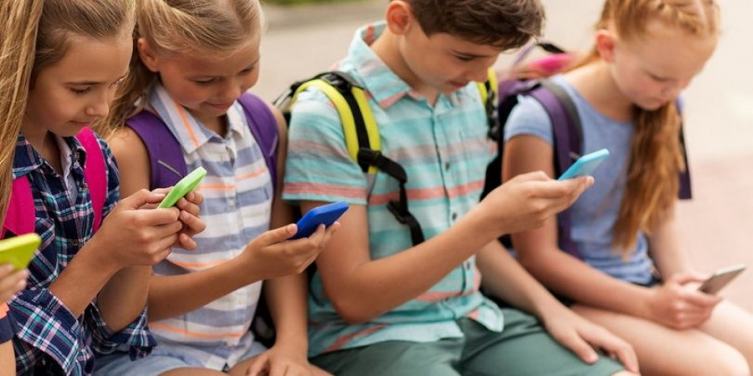 Los niños argentinos tienen su primer celular a los 9 años